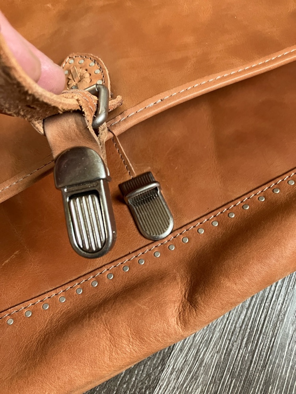 El Portal vintage Classic Tan Leather Messenger Bag - Picture 7 of 17